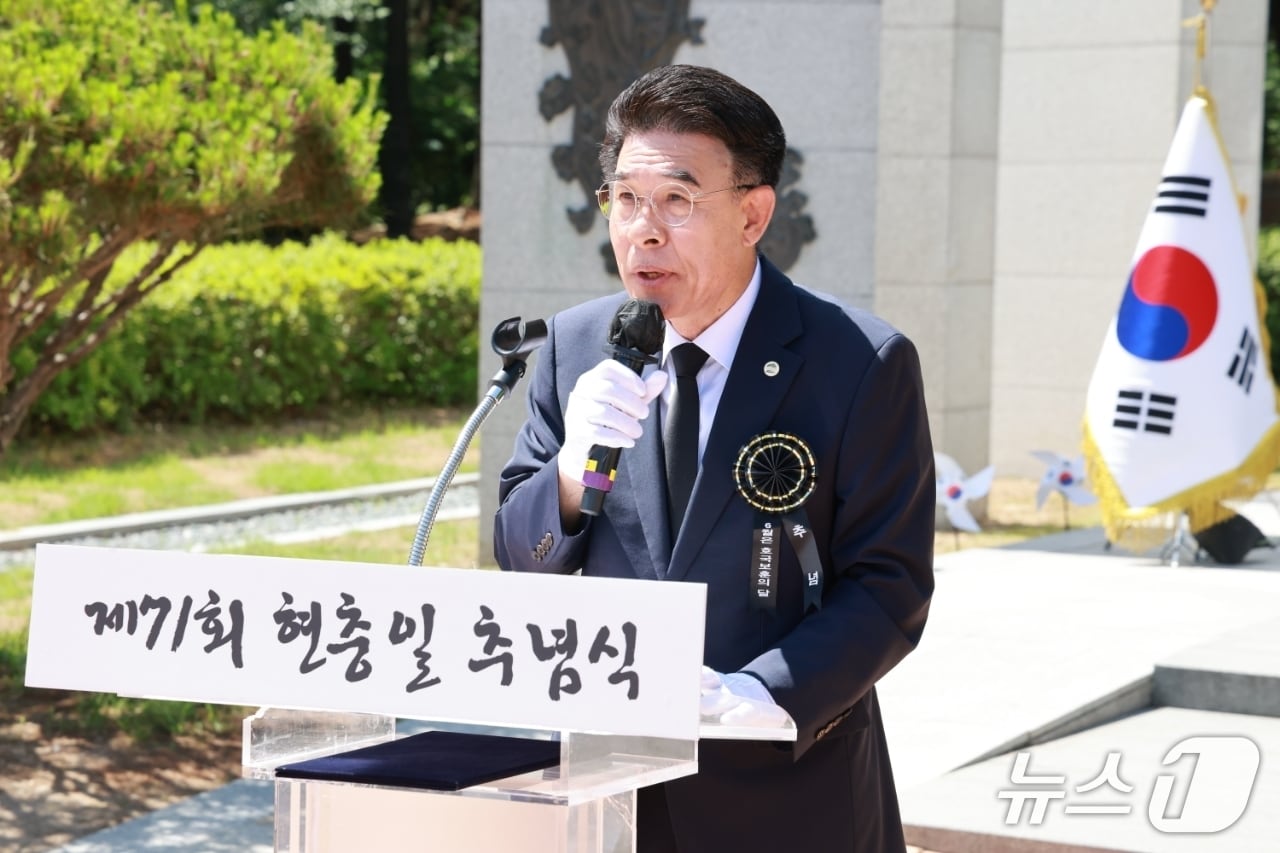 계룡시는 6일 엄사근린공원 내 충령탑에서 순국선열과 호국영령의 숭고한 희생정신을 기리는 '제71회 현충일 추념식'을 했다.(계룡시 제공.재판매 및 DB금지)/뉴스1