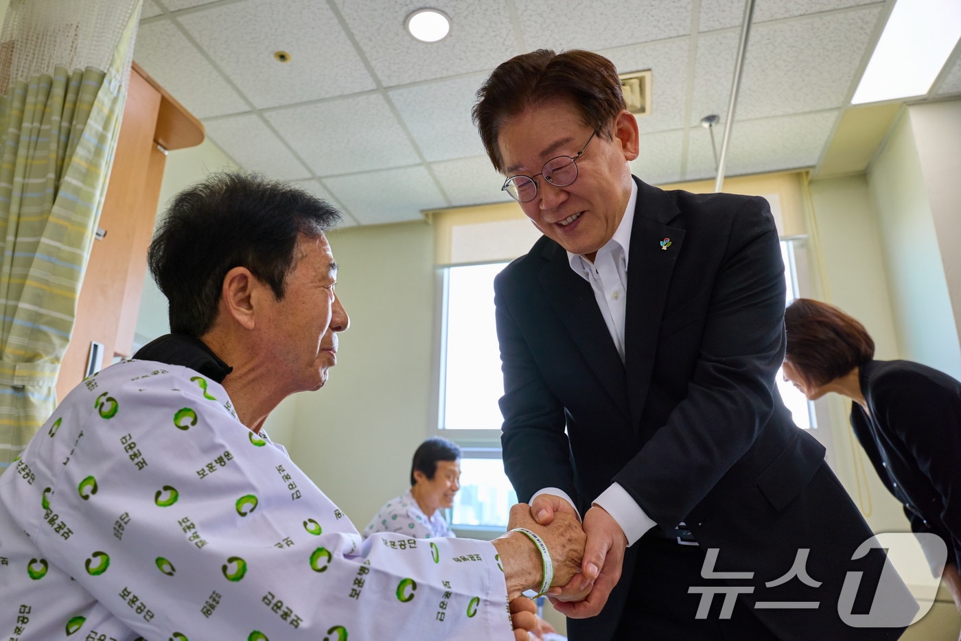 이재명 대통령이 지난 6일 서울 강동구 중앙보훈병원에서 입원 치료 중인 국가유공자들을 위문하고 있다. (청와대 제공. 재판매 및 DB 금지) 2026.6.6 ⓒ 뉴스1 이재명 기자