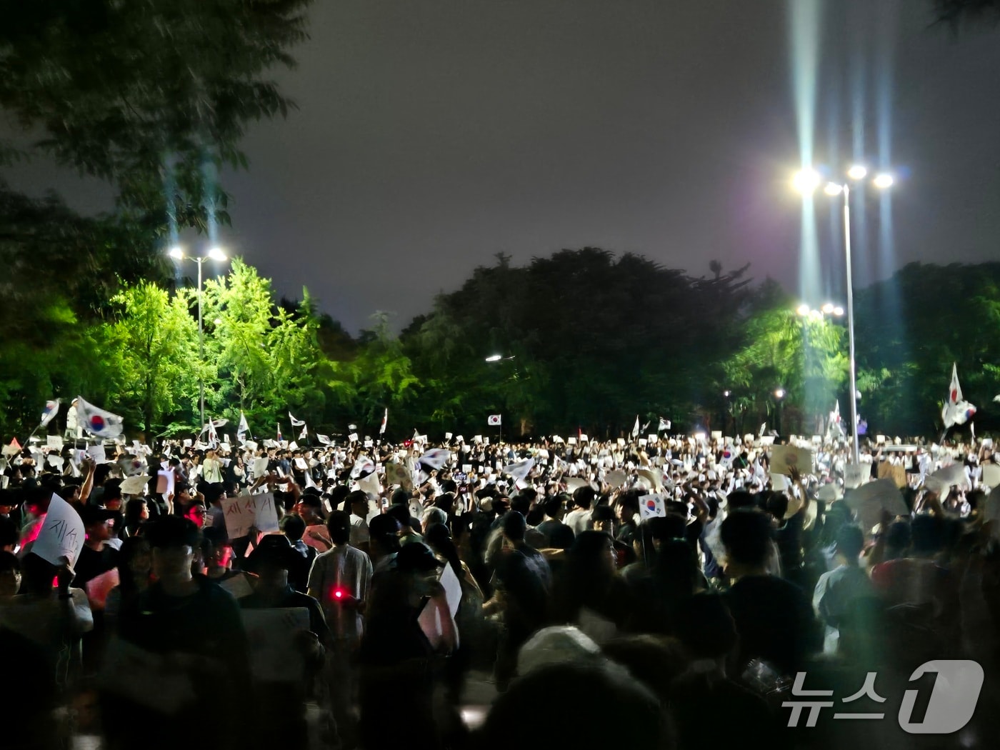 이틀 넘긴 '잠실개표소 봉쇄' 3만명 결집...밤샘 시위 전망(종합3보) - 뉴스 썸네일 이미지