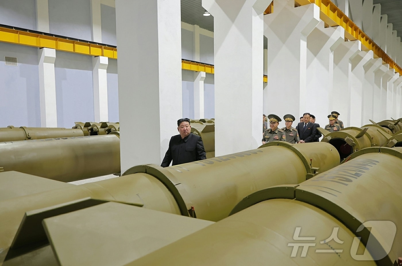 (평양 노동신문=뉴스1) = 북한 노동당 기관지 노동신문은 김정은 당 총비서가 지난 6일 중요 군수공장을 방문해 미사일 생산 실태를 점검했다고 7일 보도했다. [국내에서만 사용가능. 재배포 금지. DB 금지. For Use Only in the Republic of Korea. Redistribution Prohibited] rodongphoto@news1.kr