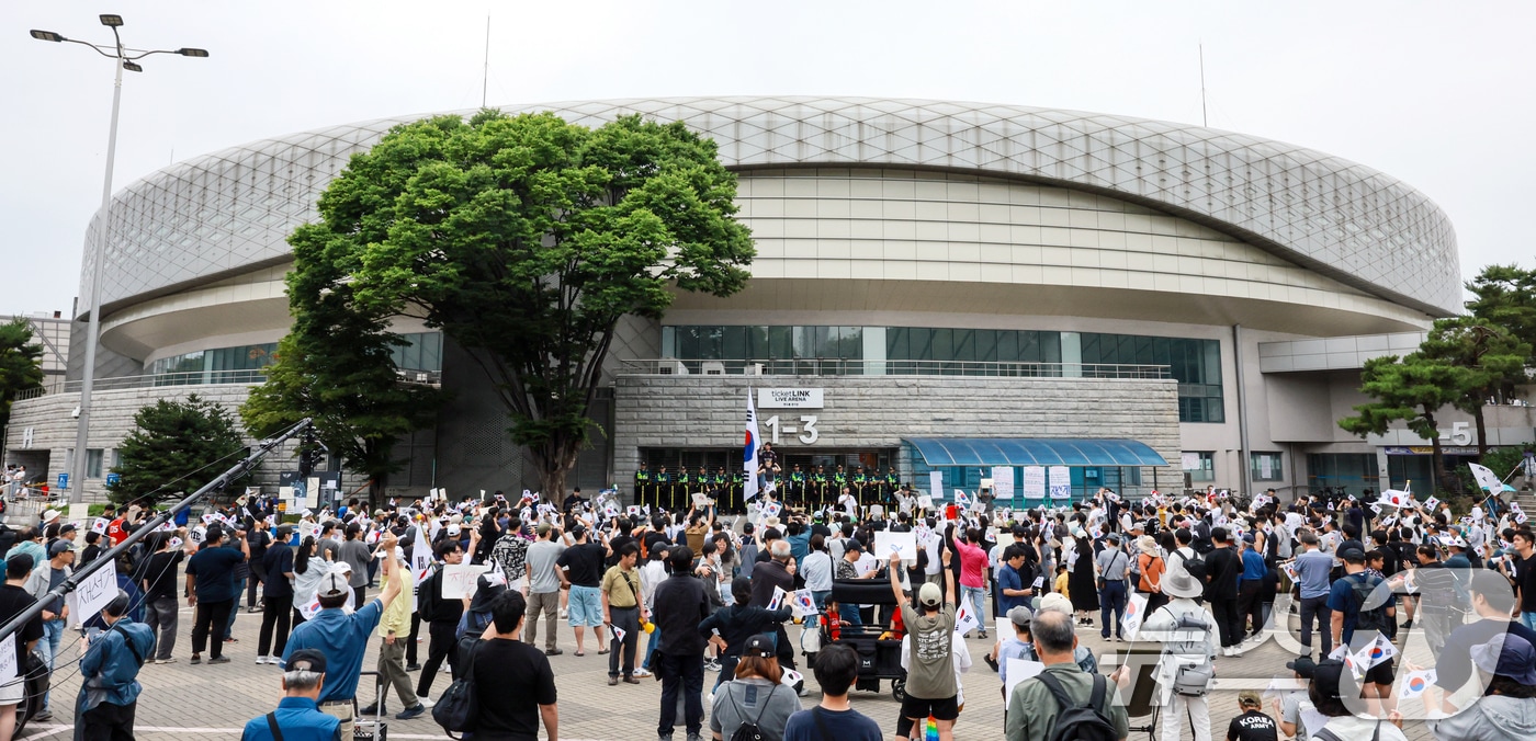 제9회 전국동시지방선거 투표용지 부족 사태에 반발한 시민들이 7일 서울 송파구 올림픽공원 핸드볼경기장 개표소 앞에 모여 재선거를 요구하는 구호를 외치고 있다. 2026.6.7 ⓒ 뉴스1 이호윤 기자