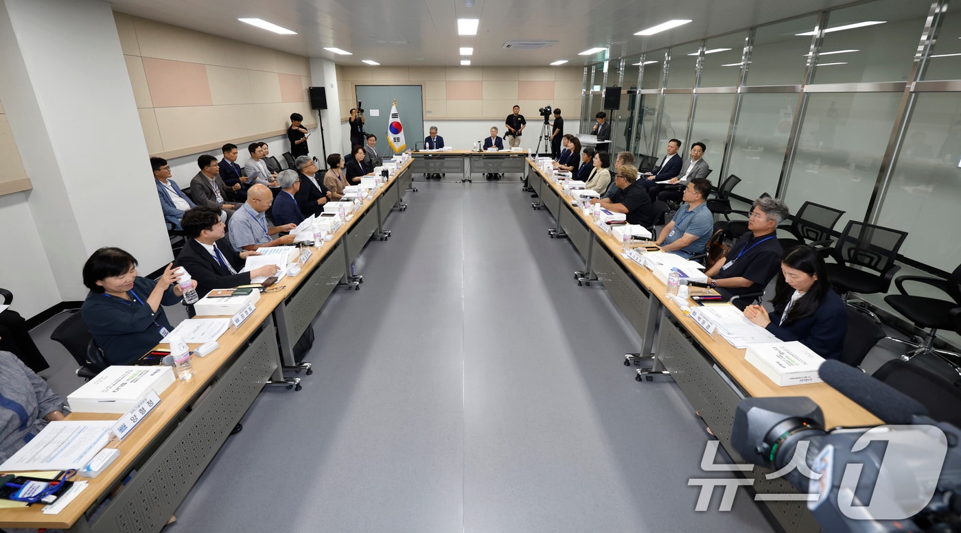 민형배 전남광주통합특별시장 당선인이 8일 전남 나주 빛가람복합문화체육센터에서 열린 광주전남대전환기획위원회 상견례 행사에서 인사말을 하고 있다. 2026.6.7 ⓒ 뉴스1 김태성 기자