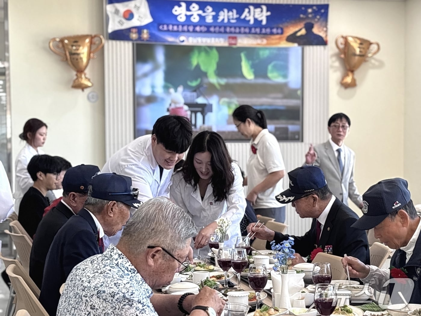 국가유공자에게 식사 제공한 호서대 식품영양학과 학생들.(호서대 제공. 재판매 및 DB금지)