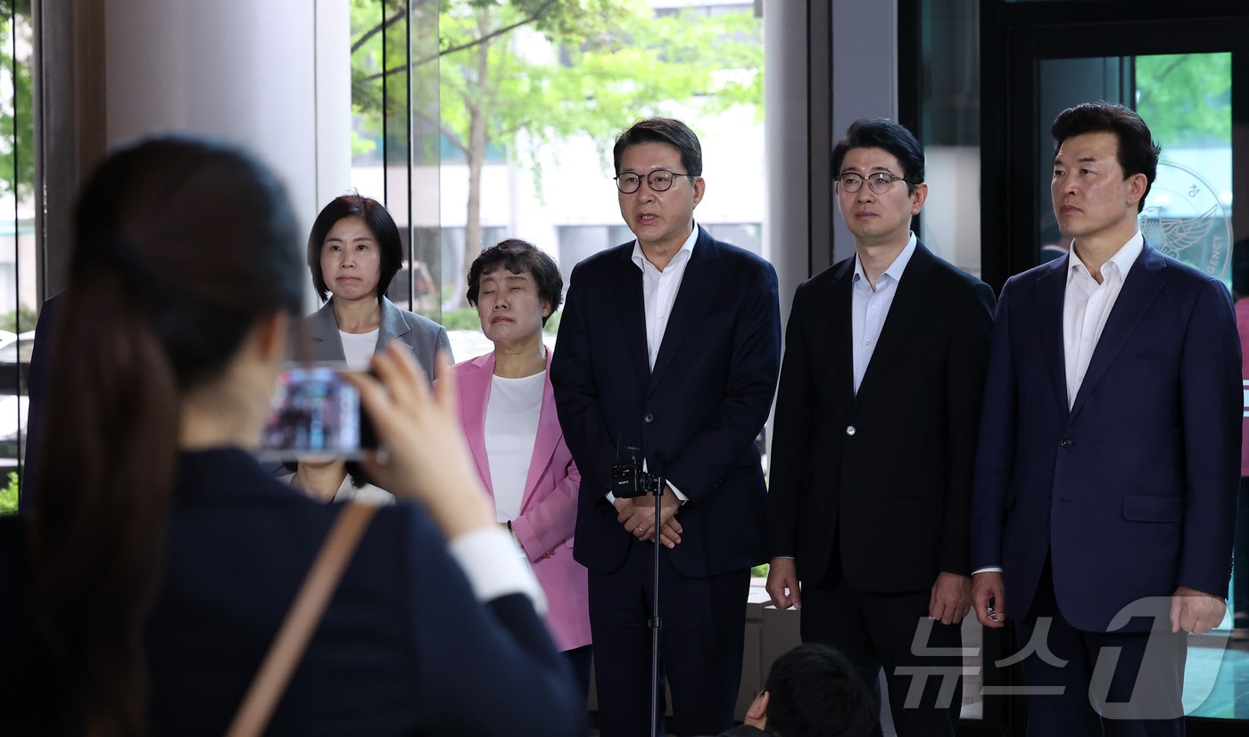 신동욱 국민의힘 최고위원을 비롯한 의원들이 지난 7일 서울 서대문구 경찰청에서 제9회 전국동시지방선거 투표용지 부족 사태 관련 올림픽공원 핸드볼 경기장 개표소 앞 시민 평화 시위 보장 및 안전 대책을 촉구하며 항의 방문하고 있다. 2026.6.7 ⓒ 뉴스1 김성진 기자