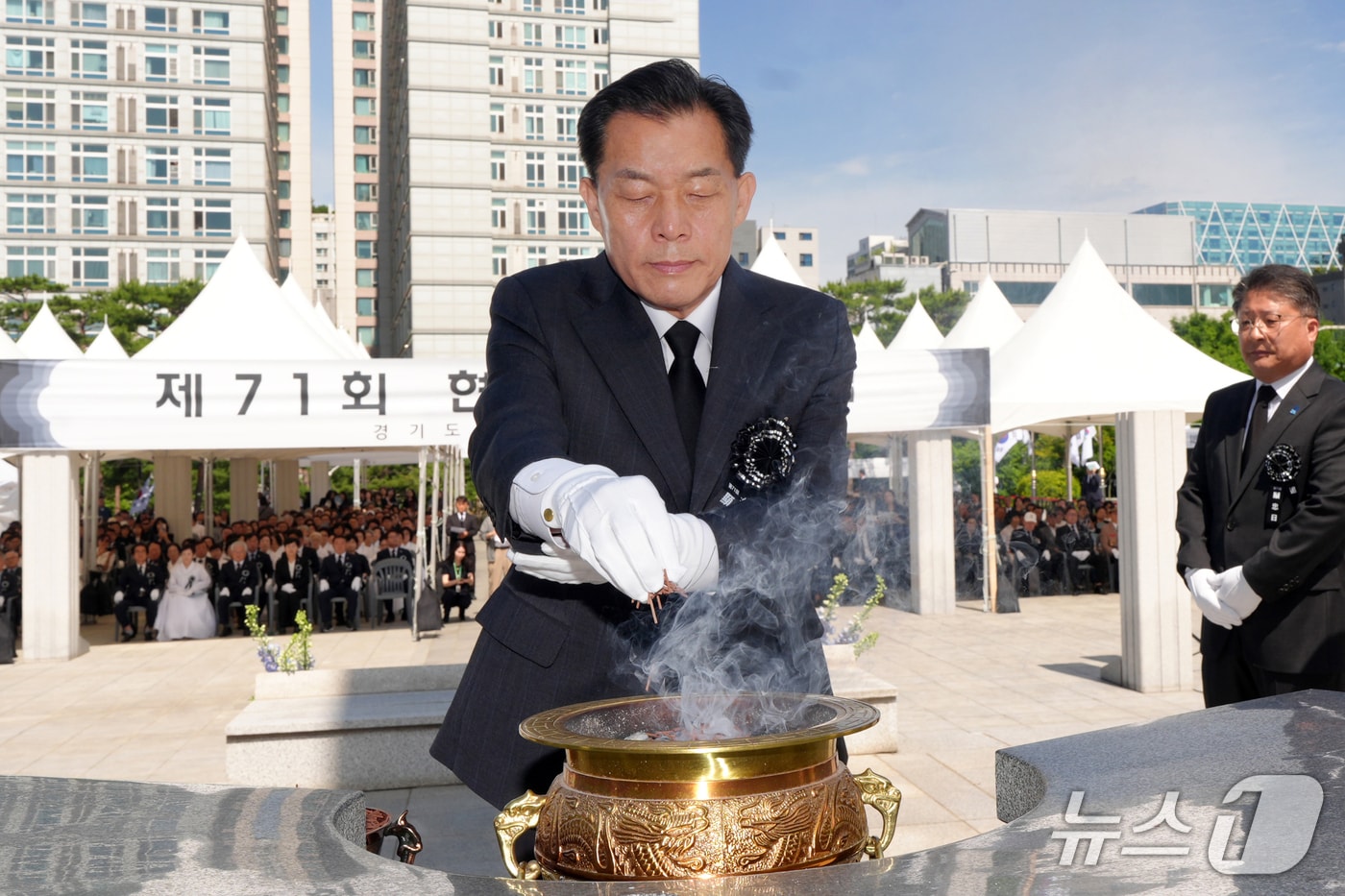 이재준 경기 수원시장이 7일 수원시 현충탑에서 열린 제71회 현충일 추념식에서 분향하고 있다. (수원시 제공. 재판매 및 DB 금지) 2026.6.7/뉴스1