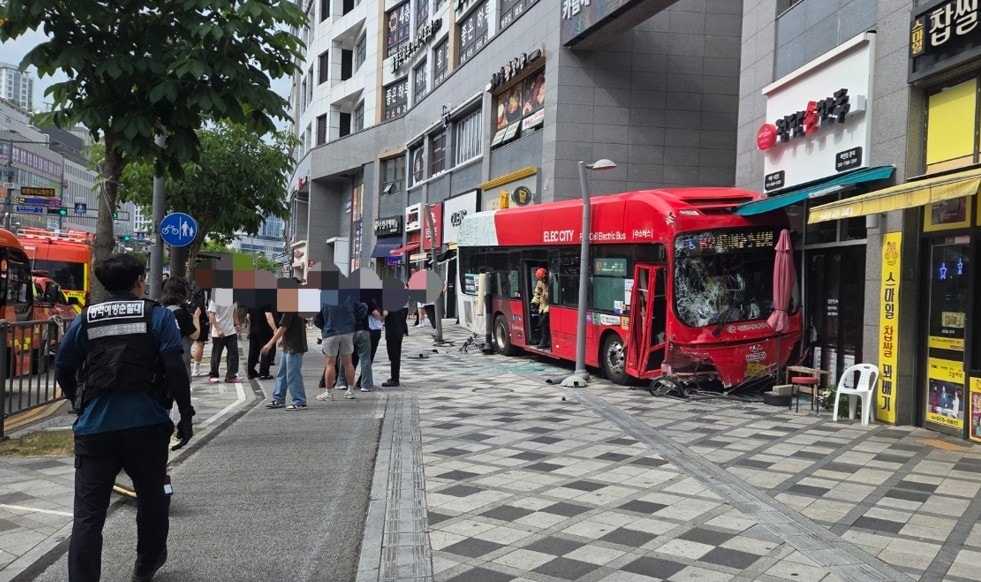 세종시 도담동 버스 상가 돌진 사고. (세종소방본부 제공. 재판매 및 DB 금지)