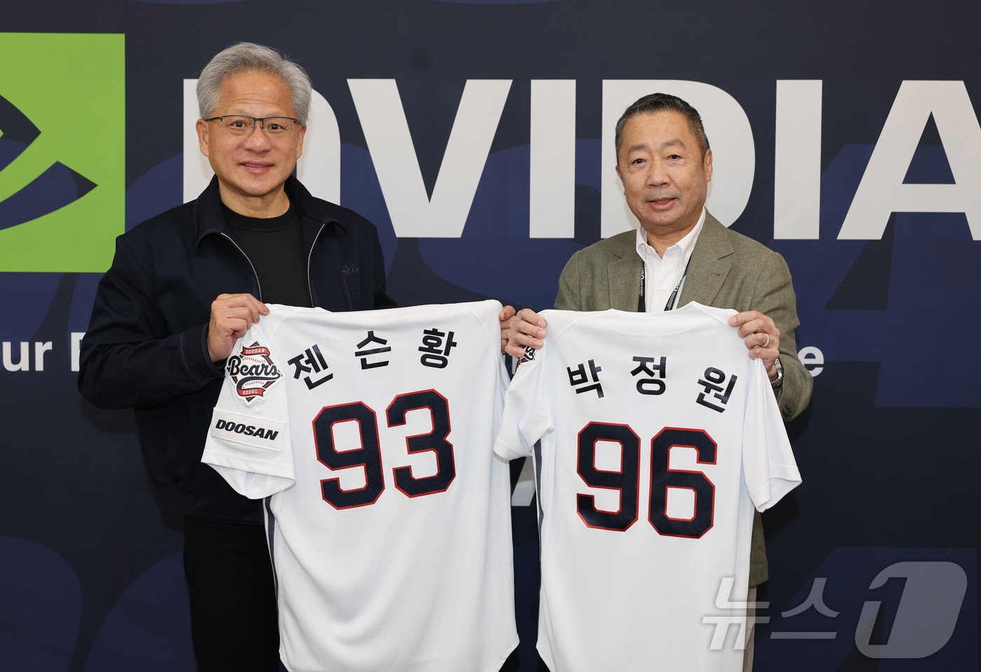 젠슨 황 엔비디아 최고경영자(CEO), 박정원 두산그룹 회장이 7일 서울 송파구 잠실야구장에서 열린 프로야구 '2026 신한은행 SOL KBO리그' 키움 히어로즈와 두산 베어스의 경기에서 시구, 시타를 앞두고 기념촬영을 하고 있다. (두산그룹 제공. 재판매 및 DB 금지) 2026.6.7 ⓒ 뉴스1