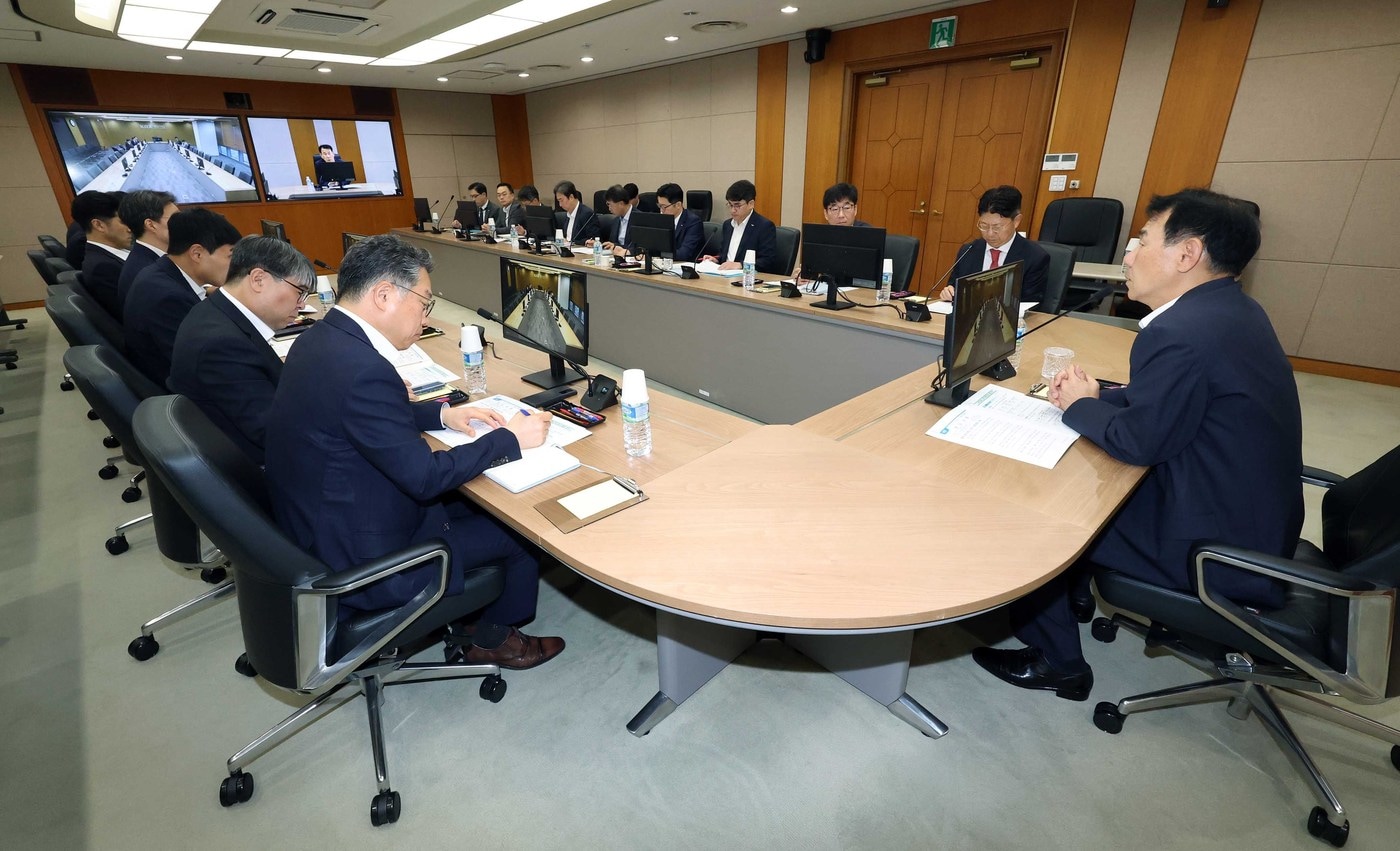 정은보 한국거래소 이사장(오른쪽)이 8일 오전 한국거래소 서울사옥에서 국내외 증시 변동성 확대 등에 대응한 '긴급 시장점검회의'를 개최하고 있다(한국거래소 제공).