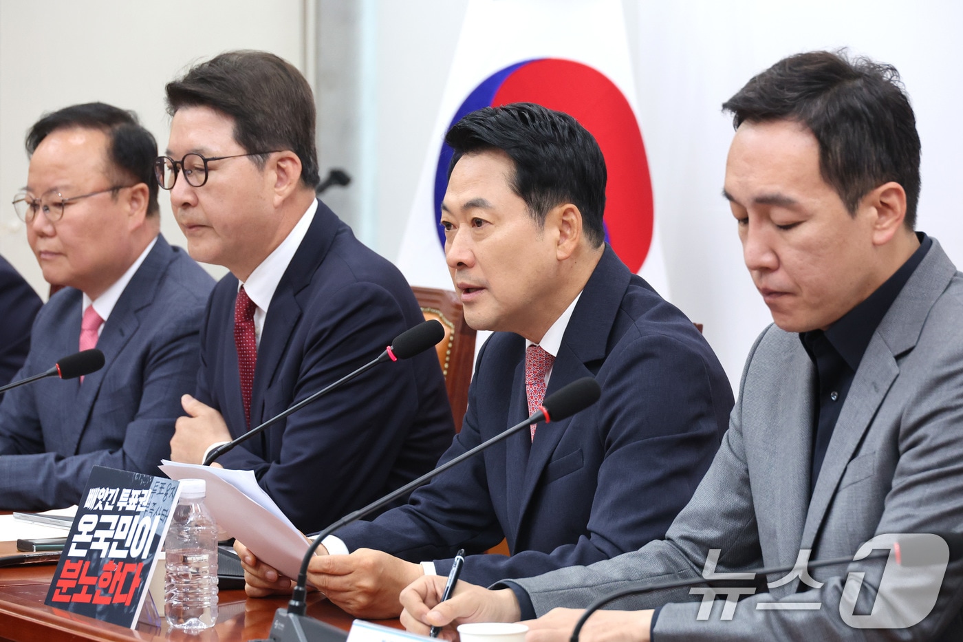 지난 8일 장동혁 국민의힘 대표가 서울 여의도 국회에서 열린 최고위원회의에서 발언하고 있다. 왼쪽부터 김재원, 신동욱 최고위원, 장 대표, 김민수 최고위원. 2026.6.8 ⓒ 뉴스1 신웅수 기자