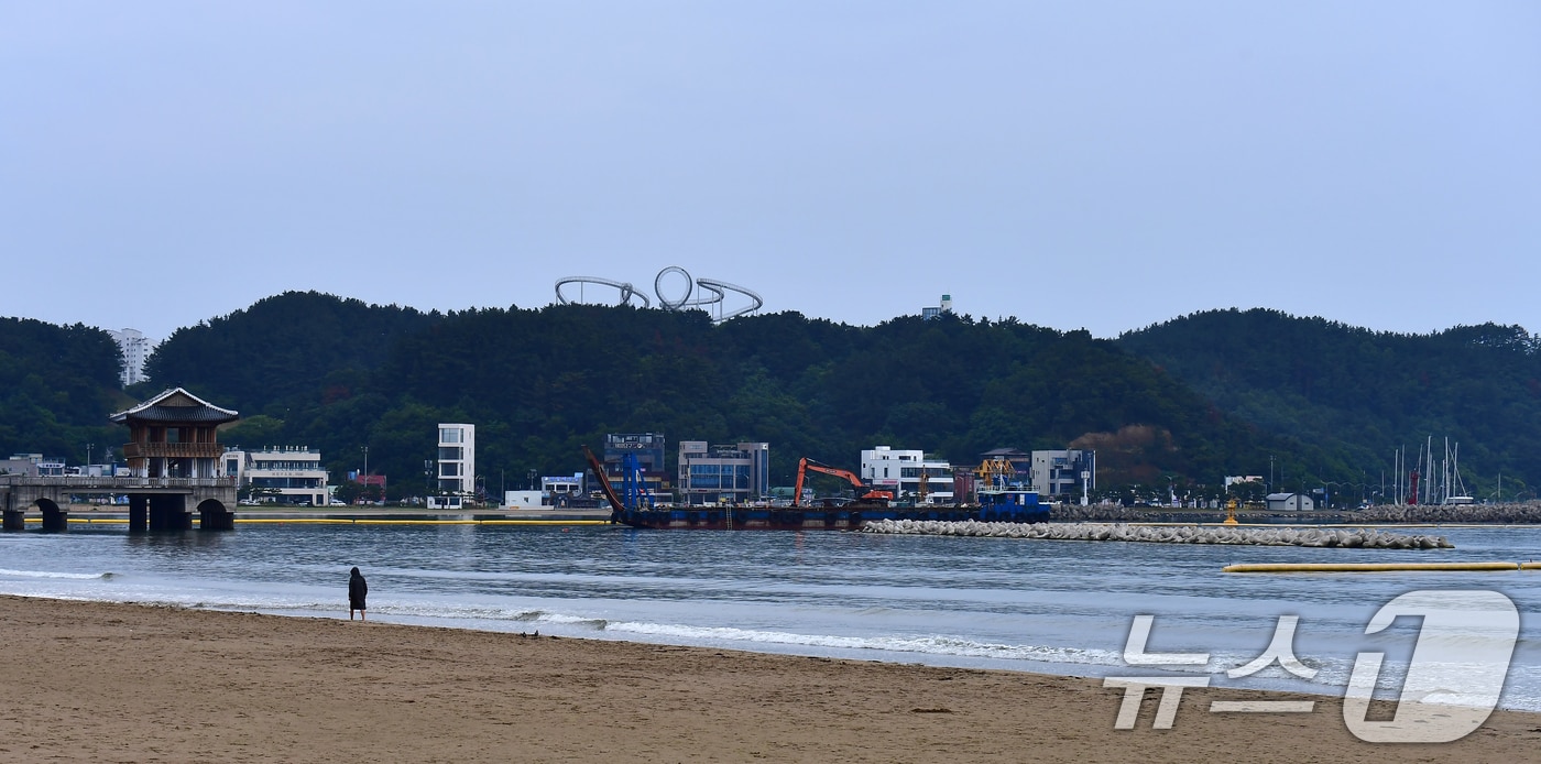 8일 경북 포항시 북구 영일대해수욕장에서 백사장 유실을 막기 위한 공사가 진행되고 있다. 이 공사는 테트라포드 양쪽에 길이 120m의 수중잠제(방파제) 2개를 설치하는 것으로, 내년 초 완료될 예정이다. 2026.6.8 ⓒ 뉴스1 최창호 기자