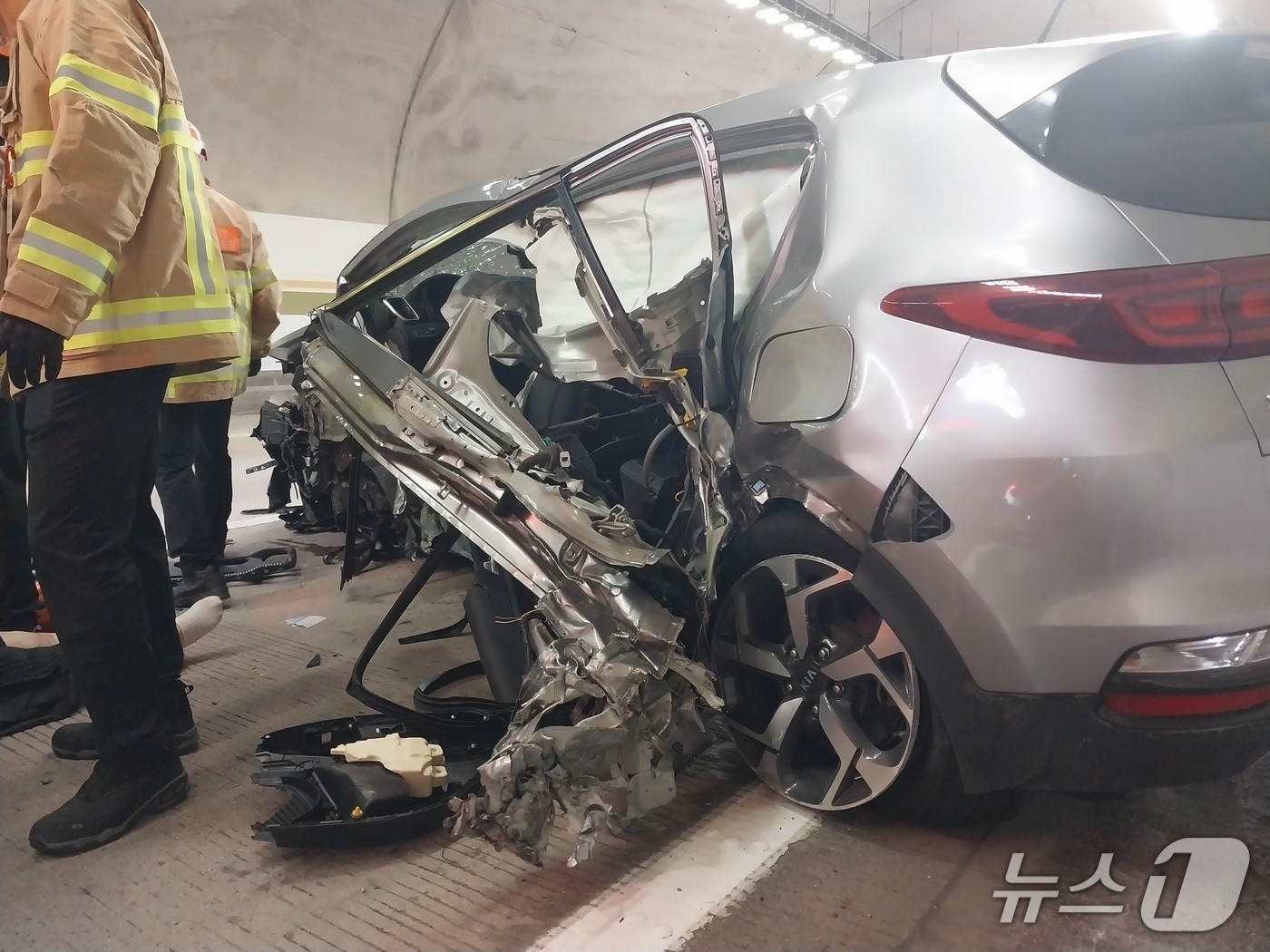 8일 오전 6시 32분께 전북 진안군 익산-장수간 고속도로 하행선 2.1km 구간에서 스포츠유틸리티차(SUV)가 옹벽과 충돌하는 사고가 발생했다.(전북소방본부 제공. 재판매 및 DB금지)