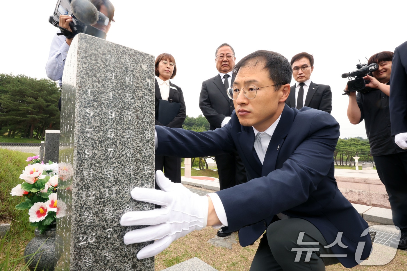 김상욱 울산시장 당선인이 8일 당선증을 가지고 광주 북구 운정동 국립5·18민주묘지를 찾아 윤상원 열사 묘 앞에서 참배한 후 묘비를 닦고 있다. 2026.6.8 ⓒ 뉴스1 박지현 기자