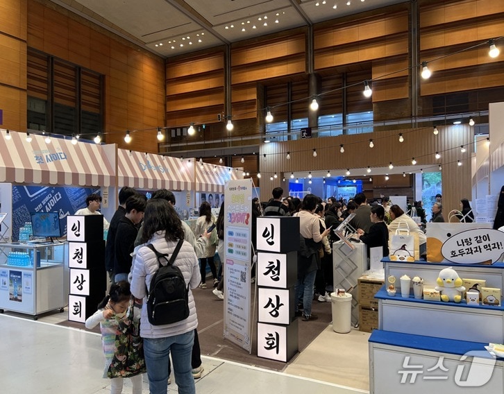 인천상회 팝업 스토어 운영 장면 (인천관광공사 제공.재판매 및 DB금지)