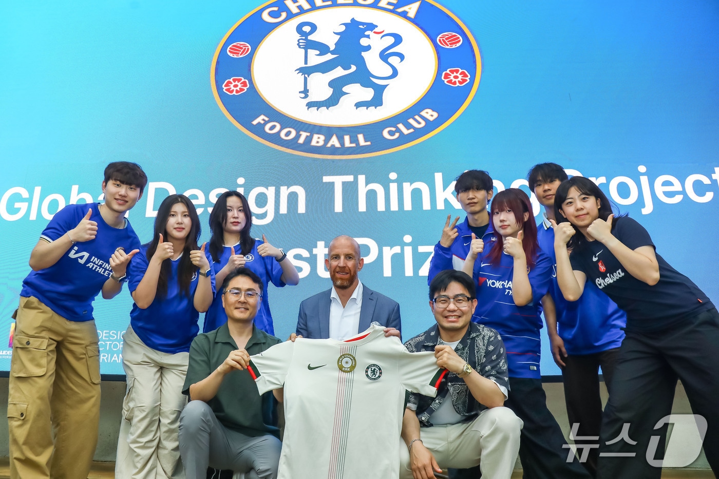 첼시FC 산학협력프로젝트에서 우승을 차지한 한남대 블루밍팀 학생들과 지도교수인 필립로스 교수(사진 가운데), 진현웅 미디어센터 센터장(앞줄 왼쪽), 안형준 디자인팩토리팀장(앞줄 오른쪽) (한남대학교 제공.재판매 및 DB금지)/뉴스1