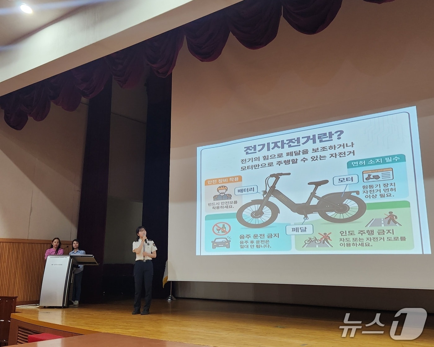 홍성경찰서가 혜전대학교 외국인 유학생을 대상으로 보이스피싱 ·교통사고 예방 특강을 진행 중인 모습. (홍성경찰서 제공, 재판매 및 DB금지) / 뉴스1