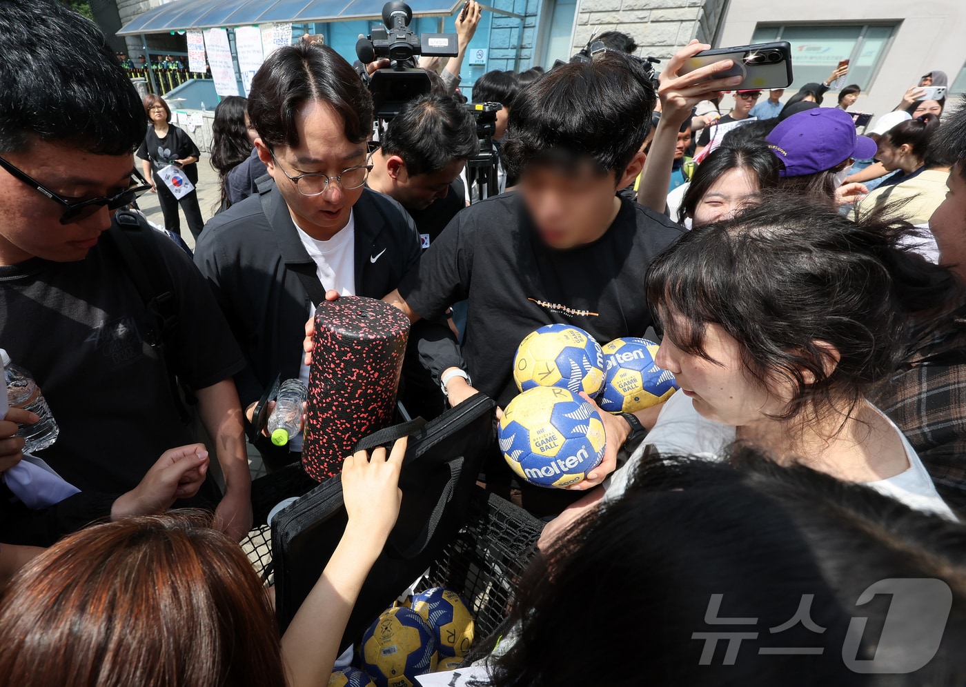 제9회 전국동시지방선거 투표용지 부족 사태를 규탄하는 집회가 계속되고 있는 8일 재선거를 요구하는 시민들이 서울 송파구 올림픽공원 핸드볼경기장을 나온 핸드볼 주니어 대표팀 관계자의 물품을 확인하고 있다. 2026.6.8 ⓒ 뉴스1 김진환 기자