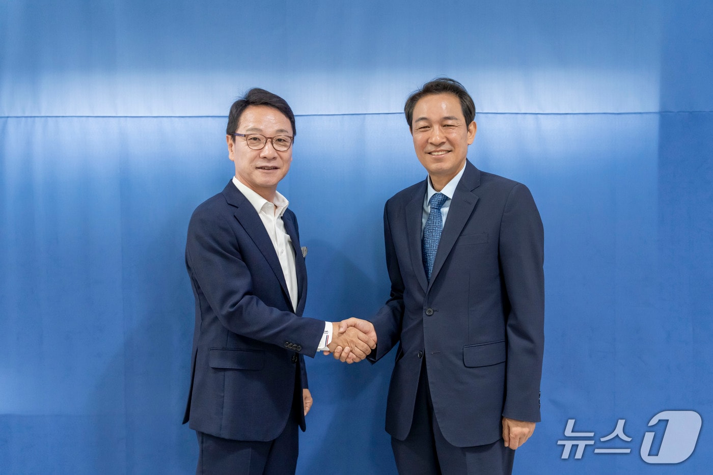우상호 강원지사 당선인(사진 오른쪽)과 민선 9기 인수위원장에 임명된 김헌영 전 강원대 총장.(우상호 측 제공. 재판매 및 DB금지)/뉴스1