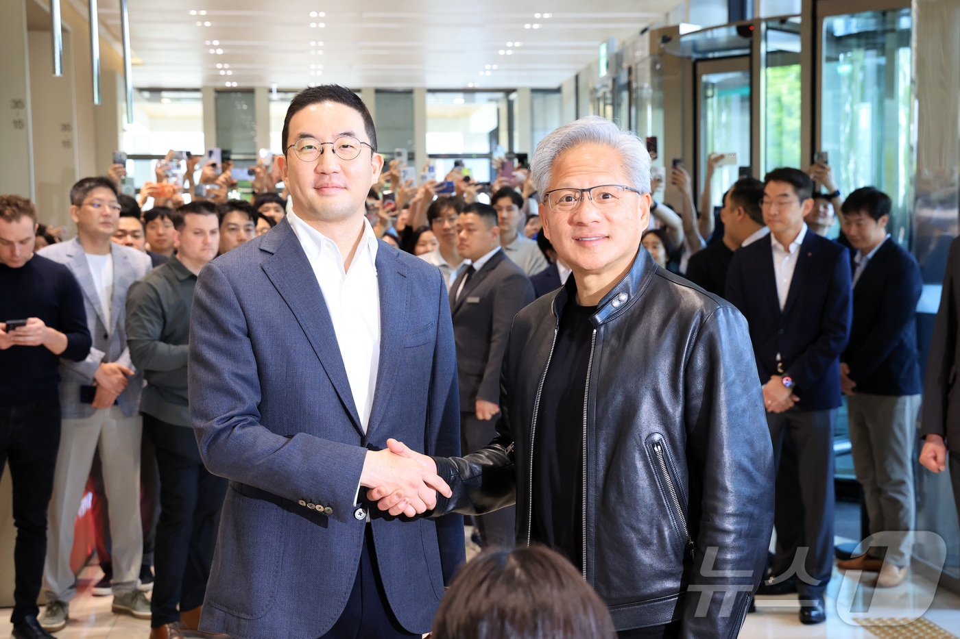 젠슨 황 엔비디아 최고경영자(CEO)와 구광모 LG회장이 8일 서울 영등포구 LG그룹 사옥에서 악수를 나누고 있다. 2026.6.8 ⓒ 뉴스1 이호윤 기자
