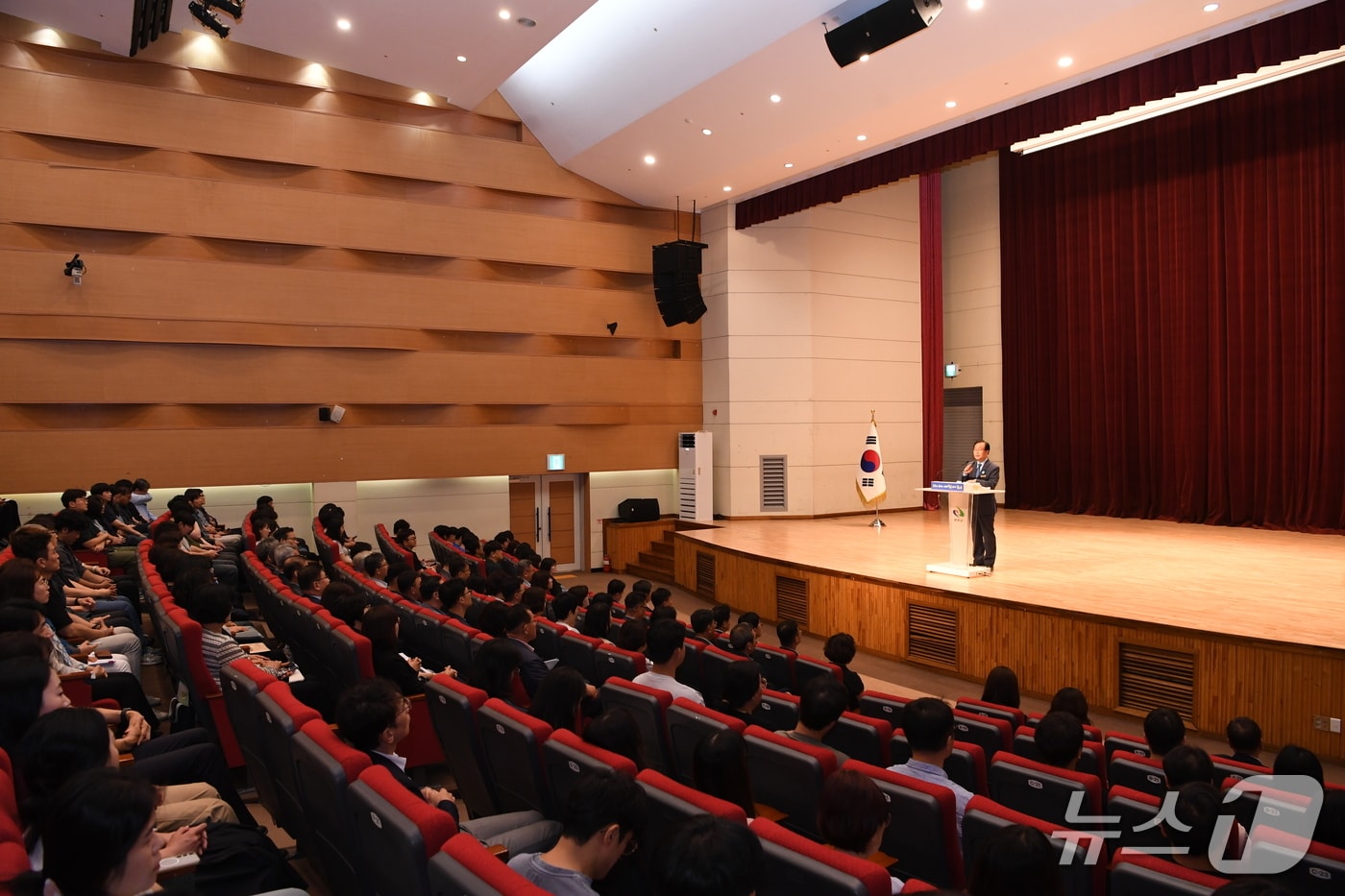 유희태 완주군수가 8일 완주문화예술회관에서 열린 '6월 직원월례회'에서 민선 9기 청사진을 제시했다.(완주군 제공.재판매 및 DB금지)2026.6.8/뉴스1