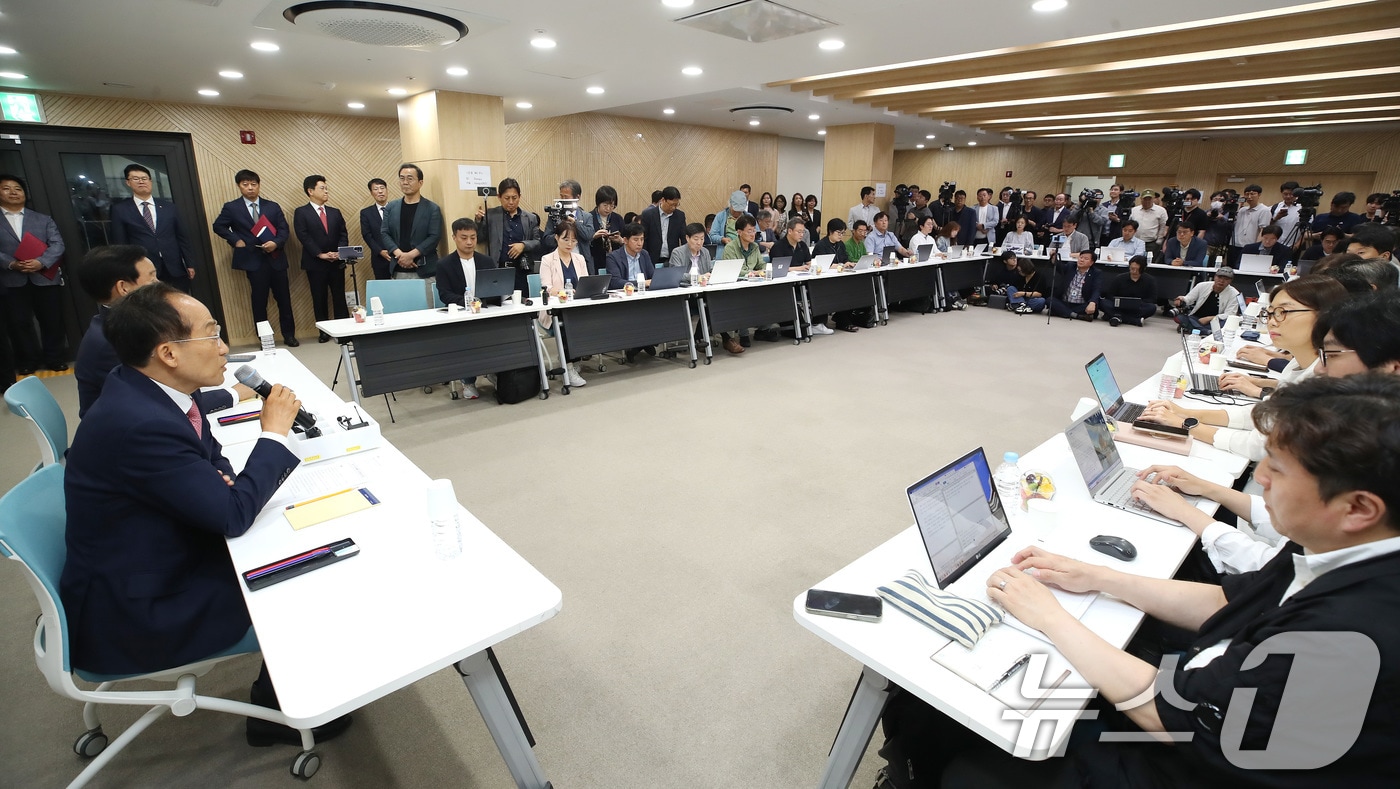 추경호 대구시장 당선인이 8일 오후 대구 동구 대구콘텐츠센터에서 열린 민선9기 대구시장직 인수위원회 기자간담회에서 취재진 질문에 답하고 있다. 2026.6.8 ⓒ 뉴스1 공정식 기자