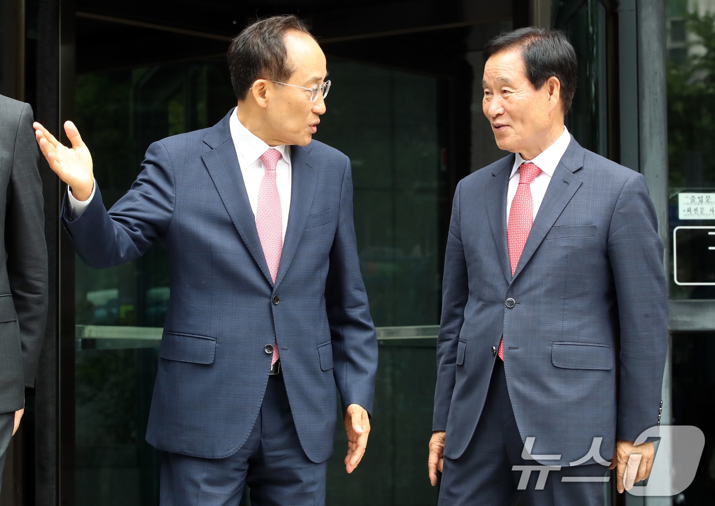 추경호 대구시장 당선인이 지난 8일 대구 동구 대구콘텐츠센터에서 열린 대구시장 인수위원회 현판식을 마친 뒤 곽대훈 인수위원장(2·28기념사업회장)과 대화하고 있다. 2026.6.8 ⓒ 뉴스1 공정식 기자