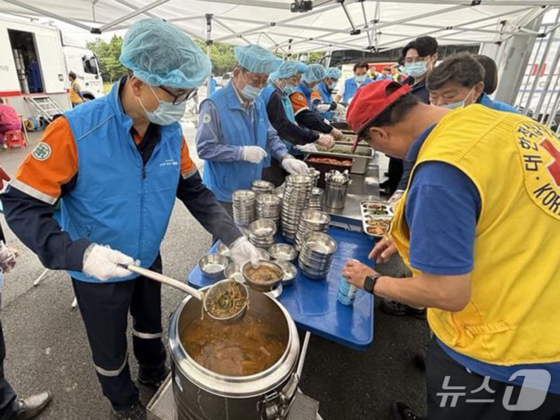 8일 포스코 포항제철소와 우수 공급사 임직원들로 구성된 '포스코 PHP봉사단' 이 대한적십자사 포항동부봉사관 무료급식소에서 지역 취약계층에게 따뜻한 점심 나눔으로 사랑을 나눴다. (포스코 포항제철소제공, 재판매 및 DB금지) 2026.6.8/뉴스1 