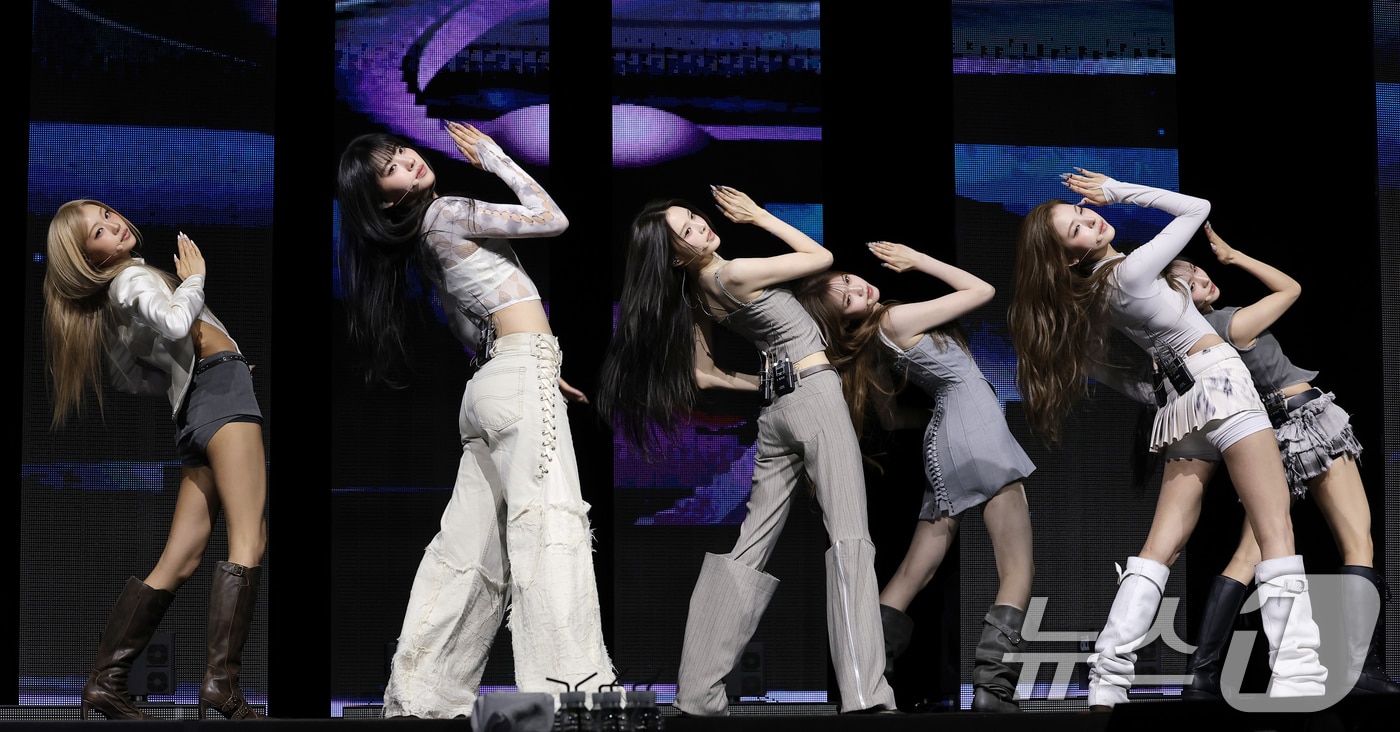 그룹 이즈나(izna)가 8일 서울 용산구 블루스퀘어에서 열린 미니 3집 '세트 더 템포'(SET THE TEMPO) 쇼케이스에서 타이틀곡 '메트로놈'(METRONOME)을 선보이고 있다. 2026.6.8 ⓒ 뉴스1 권현진 기자