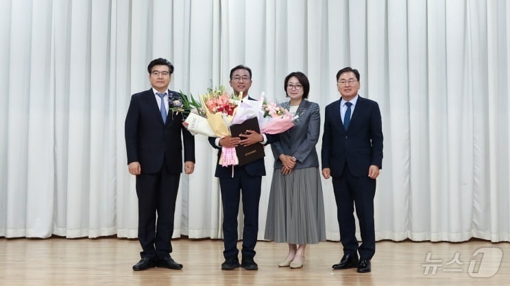 6·3 지방선거에서 여수시장에 당선된 서영학 당선인이 8일 당선증을 교부받고 기념사진을 촬영하고 있다. (당선인측 제공. 재판매 및 DB금지) ⓒ 뉴스1 김성준 기자