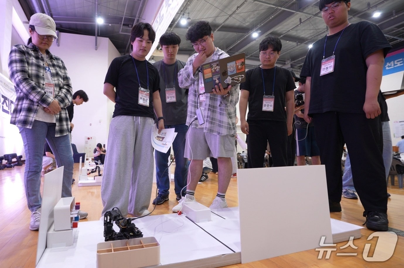 한국폴리텍대학 영남융합기술캠퍼스에서 열린 ‘2026 ILRC 물류로봇 경진대회’에서 참가 학생들의 활동 모습.(목원대 제공.재판매 및 DB금지)/뉴스1