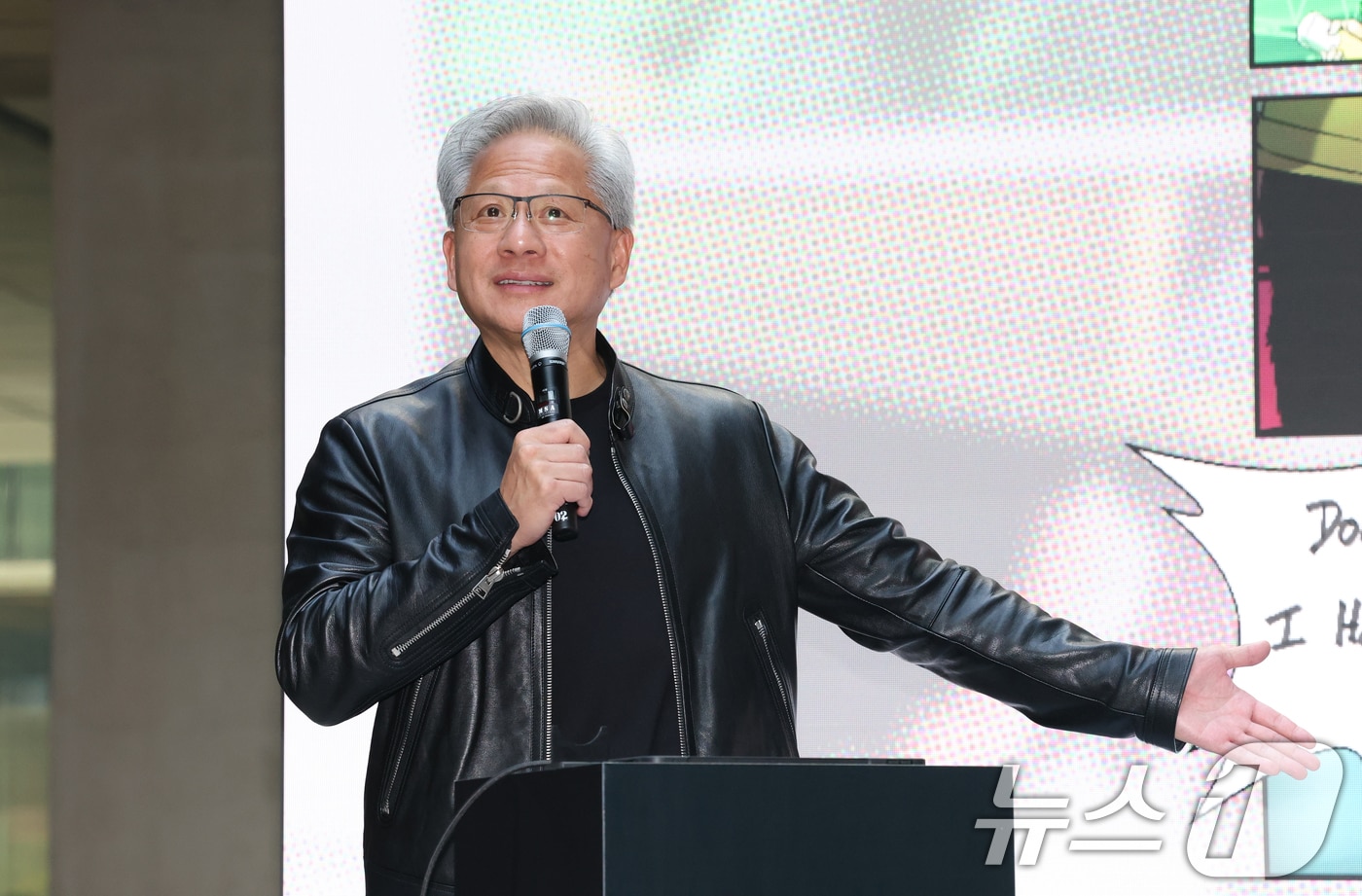 젠슨 황 엔비디아 최고경영자(CEO)가 8일 경기 성남시 분당구 네이버 사옥 1784에서 열린 환영 행사에서 인사말을 하고 있다. 2026.6.8 ⓒ 뉴스1 김영운 기자