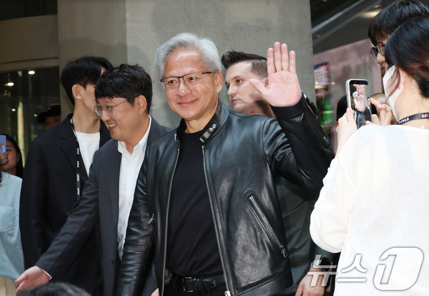 젠슨 황 엔비디아 최고경영자(CEO)가 8일 경기 성남시 분당구 네이버 사옥 1784에서 열린 환영 행사에서 자리를 옮기고 있다. 2026.6.8 ⓒ 뉴스1 김영운 기자