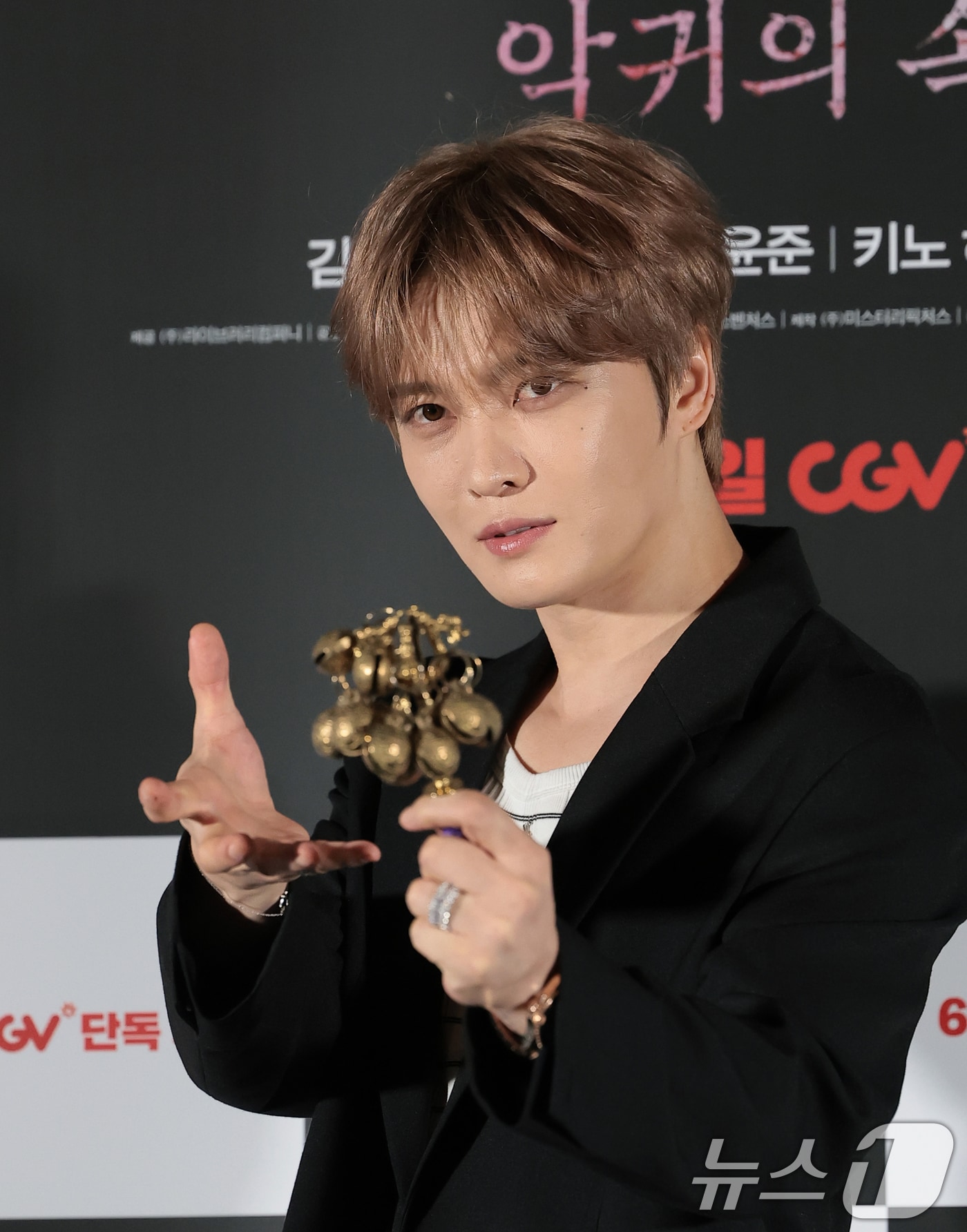 배우 김재중이 8일 서울 용산구 CGV용산아이파크몰에서 열린 영화 '신사: 악귀의 속삭임'(감독 구마키리 가즈요시) 언론시사회 및 기자간담회에서 포즈를 취하고 있다. '신사: 악귀의 속삭임'은 일본 고베 폐신사에 답사를 갔던 대학생 3명이 사라지고 박수무당 명진(김재중 분)이 사건을 파헤치며 기이한 악귀와 맞서는 샤머니즘 오컬트 호러 영화다. ⓒ 뉴스1 권현진 기자