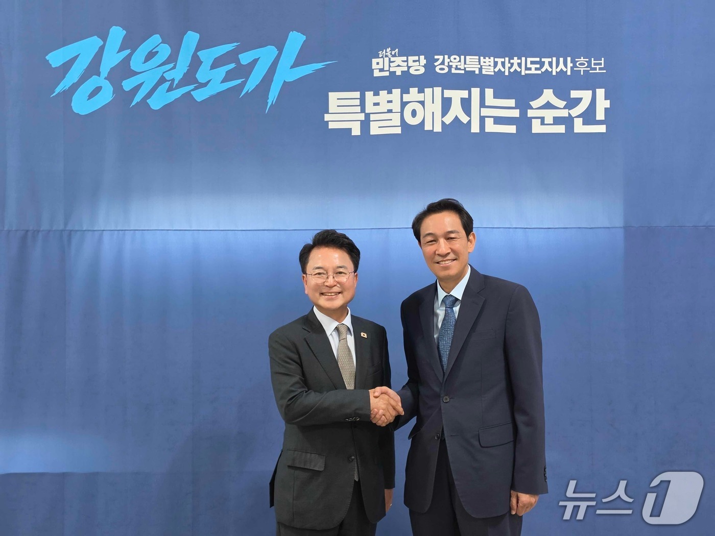 육동한 춘천시장이 8일 우상호 강원도지사 당선인을 만나 새 강원도정 출범을 앞두고 춘천시와 강원도의 협력 방향을 논의한 뒤 기념촬영을 진행했다.(춘천시 제공, 재판매 및 DB금지)
