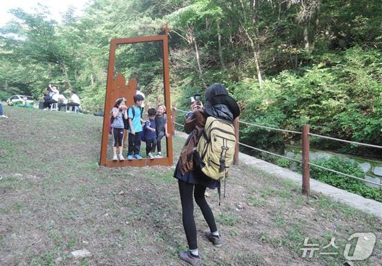 한티 가는길 여행 참가자들이 사진을 찍는 모습.(칠곡군 제공. 재판매 및 DB금지)/뉴스1