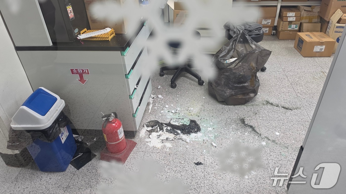 부산 영도구 한 대학교 미생물 실험실에서 수소화나트륨이 폭발하는 사고가 발생했다. 사진은 사고현장 모습 (소방 제공. 재판매 및 DB금지)