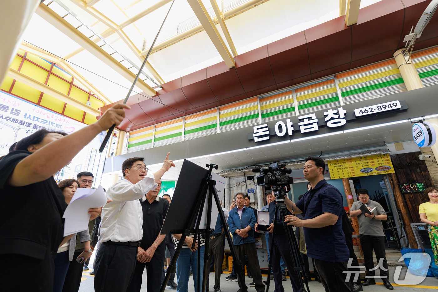 8일 오후 의왕시 도깨비시장에서 김동연 경기도지사, 경기도의원, 박용술 의왕도깨비시장 상인회장 및 관계자들이 아케이드 구조물 확인을 하고 있다.(경기도 제공. 재판매 및 DB금지)