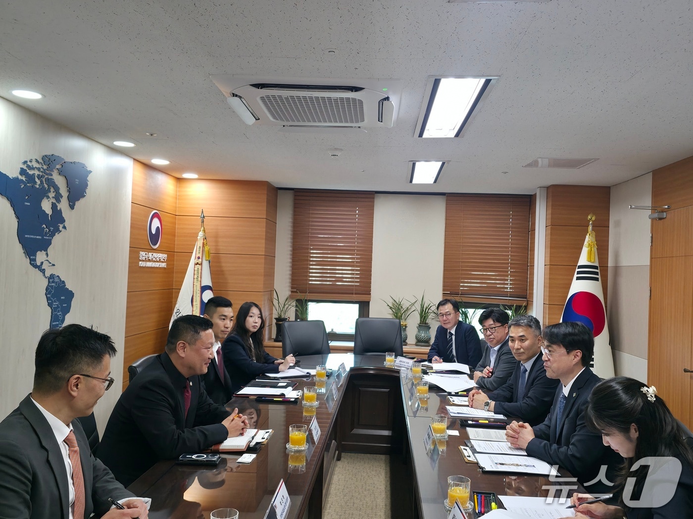 8일 차용호 법무부 출입국·외국인정책본부장과 성현 하 미국 CBP 국제협력국장이 한·미 자동 출입국 상호이용 시스템 개편 등에 대해 논의하고 있다. (법무부 제공)