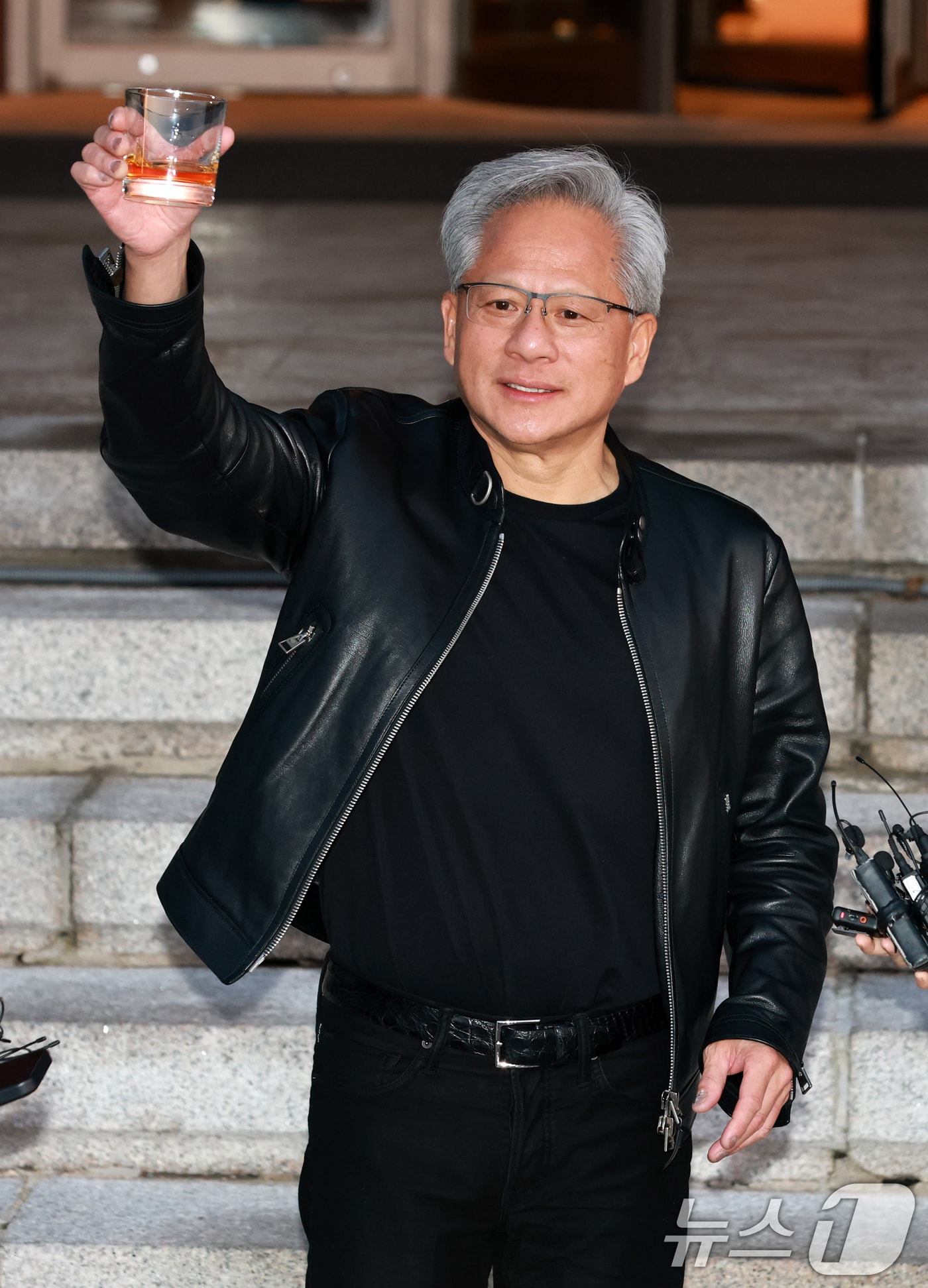 디든·노타·에이로봇 등 총출동...젠슨 황 "韓스타트업 선물은 '이것'" - 뉴스 썸네일 이미지