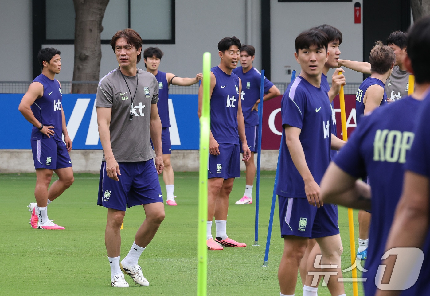 2026 북중미 월드컵에 출전하는 대한민국 축구대표팀 홍명보 감독이 8일(현지시간) 멕시코 과달라하라 인근 사포판에 위치한 치바스 바예 베르데에서 선수들의 훈련을 지켜보고 있다. 2026.6.9 ⓒ 뉴스1 임세영 기자