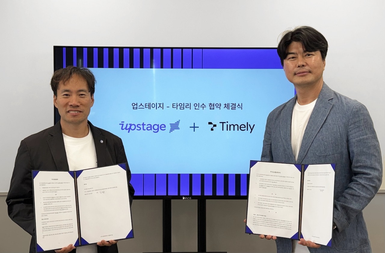 김성훈 업스테이지 대표(왼쪽)와 김대환 타임리 대표가 협약식에 참석해 기념촬영을 하고 있다.2026.6.9.(업스테이지 제공. 재판매 및 DB금지)ⓒ 뉴스1