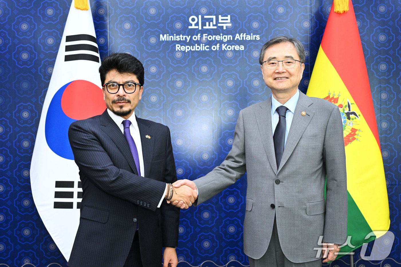 조현 외교장관(오른쪽)은 8일 페르난도 우고 아라마요 카라스코(Fernando Hugo Aramayo Carrasco) 볼리비아 외교장관과 회담에 앞서 악수하고 있다.(외교부 제공)