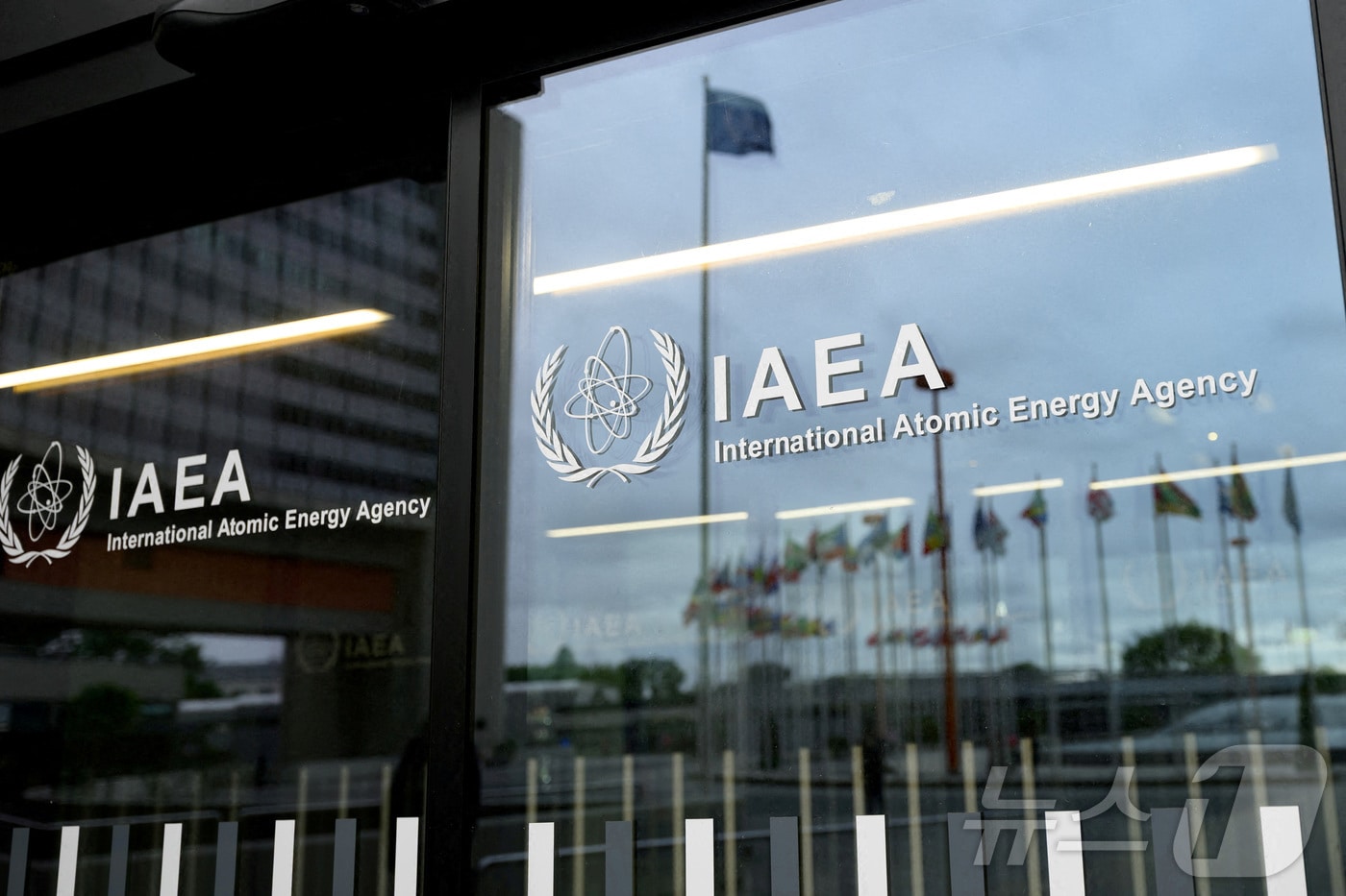 오스트리아 빈 소재 국제원자력기구(IAEA) 본부 건물의 IAEA 로고. 2026.06.08. ⓒ 로이터=뉴스1