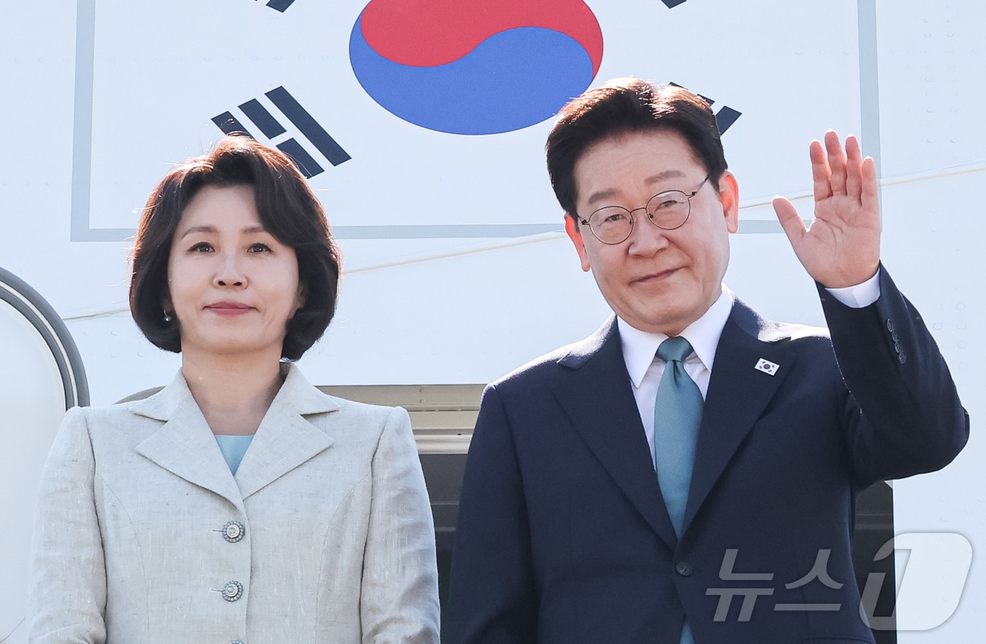 G7 정상회의 참석차 유럽 순방 일정에 나선 이재명 대통령과 김혜경 여사가 9일 경기 성남 서울공항을 통해 출국하며 인사하고 있다. 2026.6.9 ⓒ 뉴스1 허경 기자