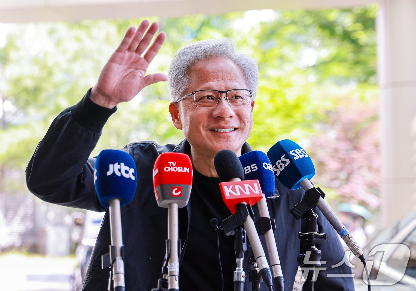 젠슨 황 엔비디아 최고경영자(CEO)가 9일 서울 강서구 서울김포비즈니스항공센터(SGBAC)를 통해 출국 전 취재진들에게 인사하고 있다. 2026.6.9 ⓒ 뉴스1 이호윤 기자