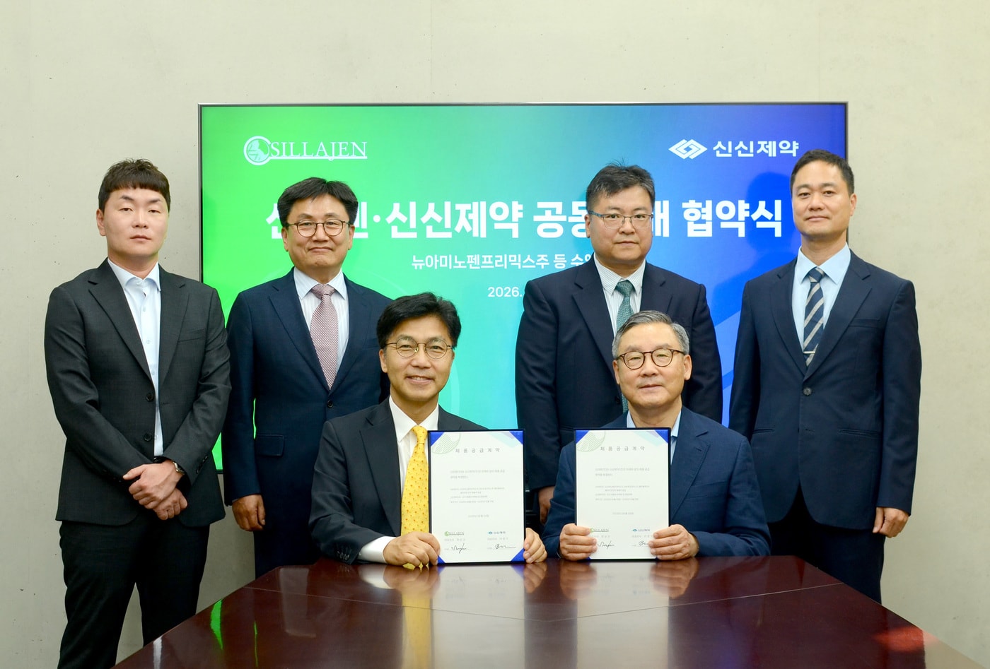 한상규 신라젠 대표이사, 이병기 신신제약 대표. (신라젠 제공)