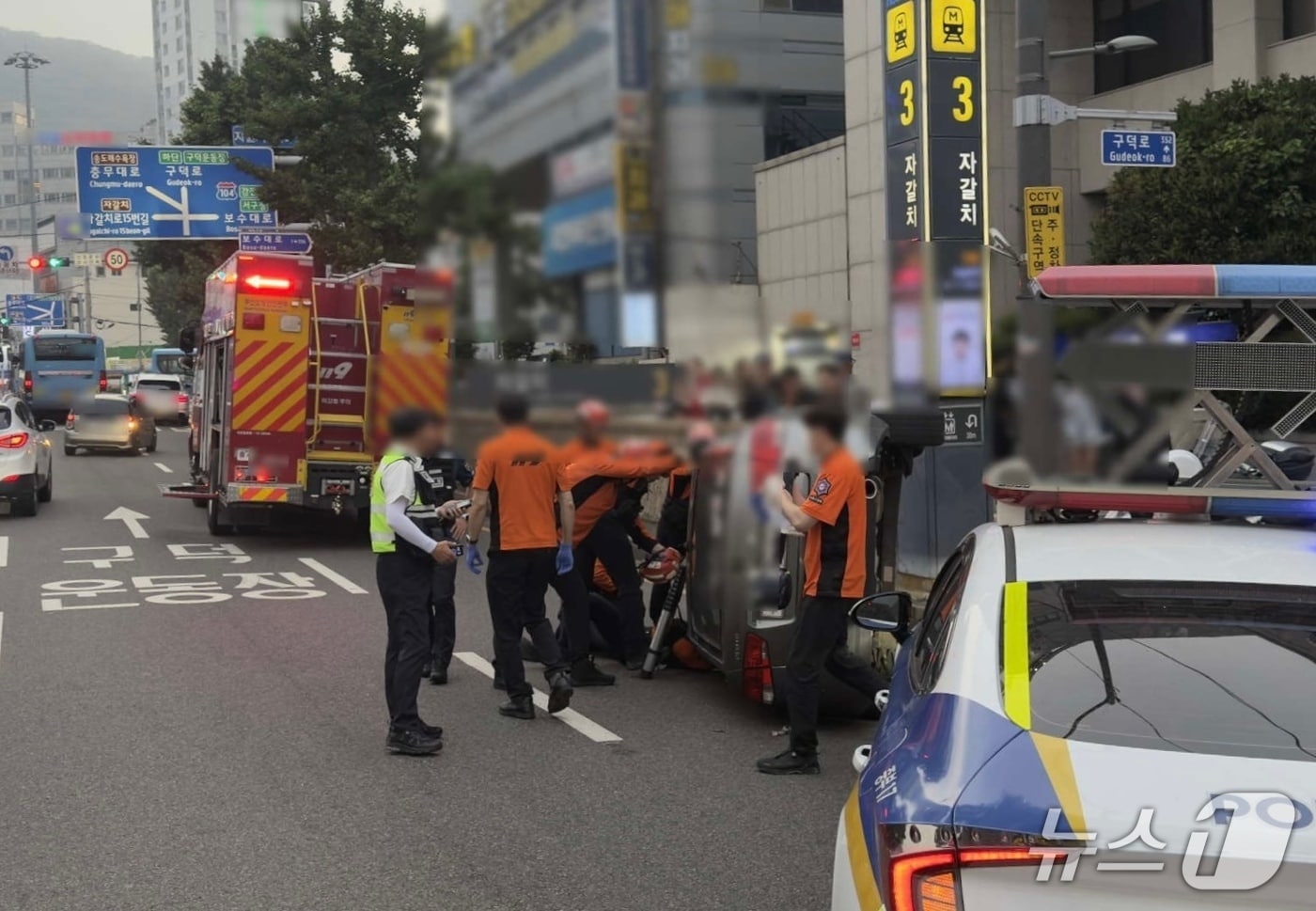 부산 중구 남포사거리에서 발생한 전도 사고 현장 모습 (경찰 제공. 재판매 및 DB금지)