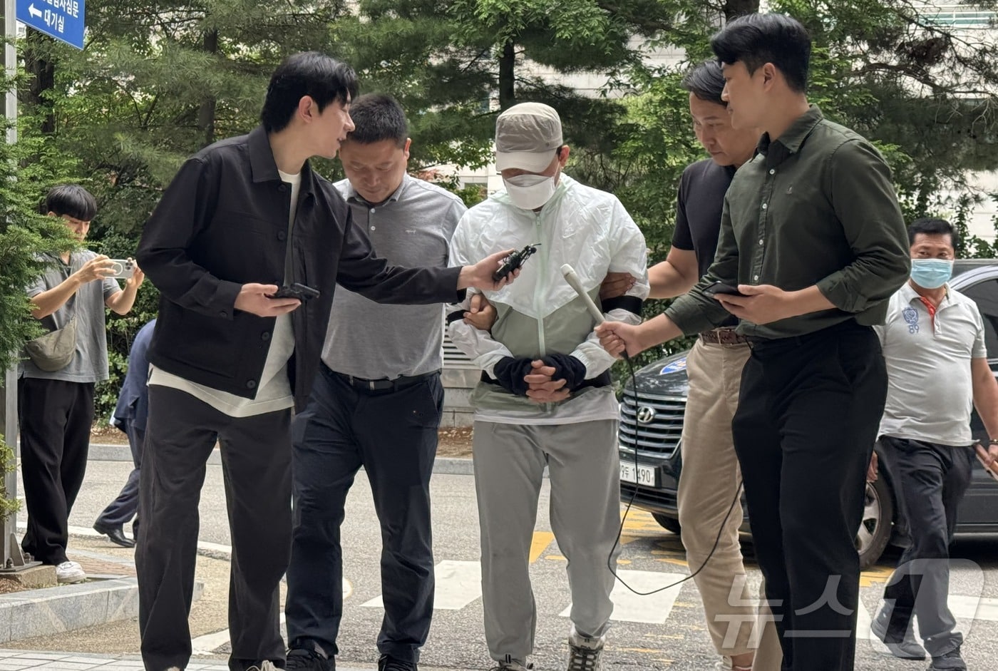 강도살인 혐의를 받는 중국 국적 40대 남성 A 씨가 9일 오후 1시 30분쯤 영장실질심사를 받기 위해 인천지법에 모습을 드러냈다.2026.6.9 ⓒ 뉴스1 박소영 기자