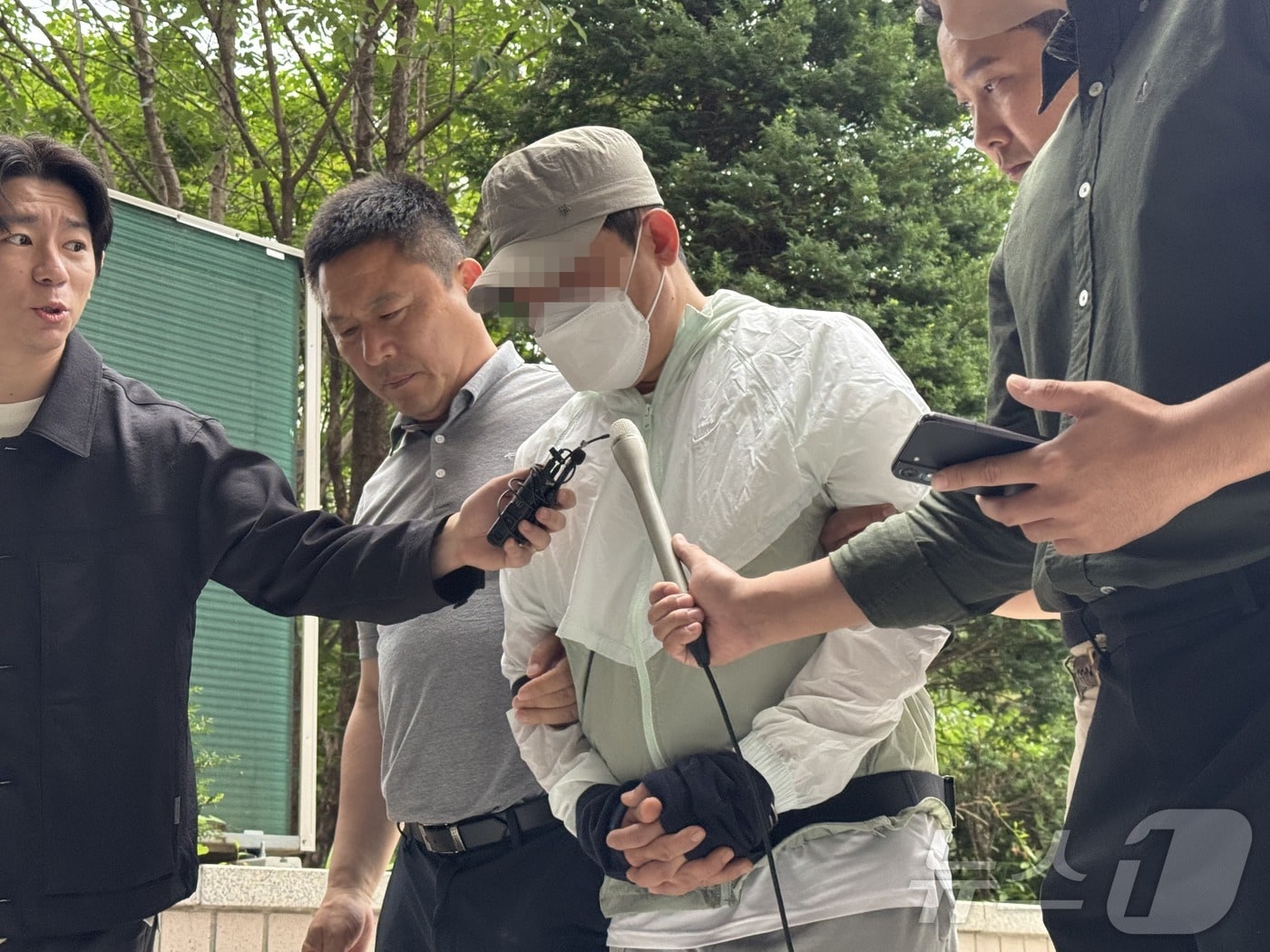강도살인 혐의를 받는 중국 국적 40대 남성 A 씨가 9일 오후 1시 30분쯤 영장실질심사를 받기 위해 인천지법에 모습을 드러냈다.2026.6.9 ⓒ 뉴스1 박소영 기자