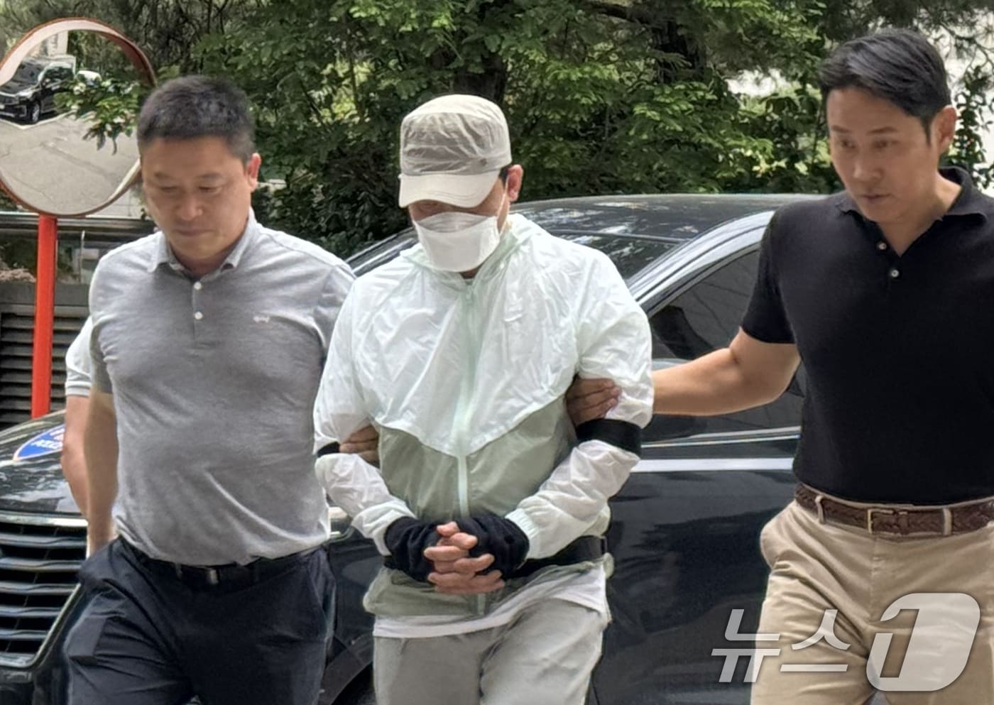 강도살인 혐의를 받는 중국 국적 40대 남성 A 씨가 9일 오후 영장실질심사를 받기 위해 인천지법에 출석하고 있다. 2026.6.9 ⓒ 뉴스1 박소영 기자
