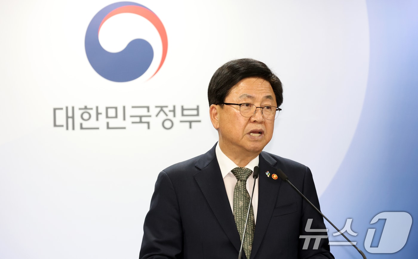 최교진 교육부 장관이 9일 오후 서울 종로구 세종대로 정부서울청사에서 10대 청소년 자살예방 범정부 추진 대책 발표를 하고 있다. 2026.6.9 ⓒ 뉴스1 김명섭 기자